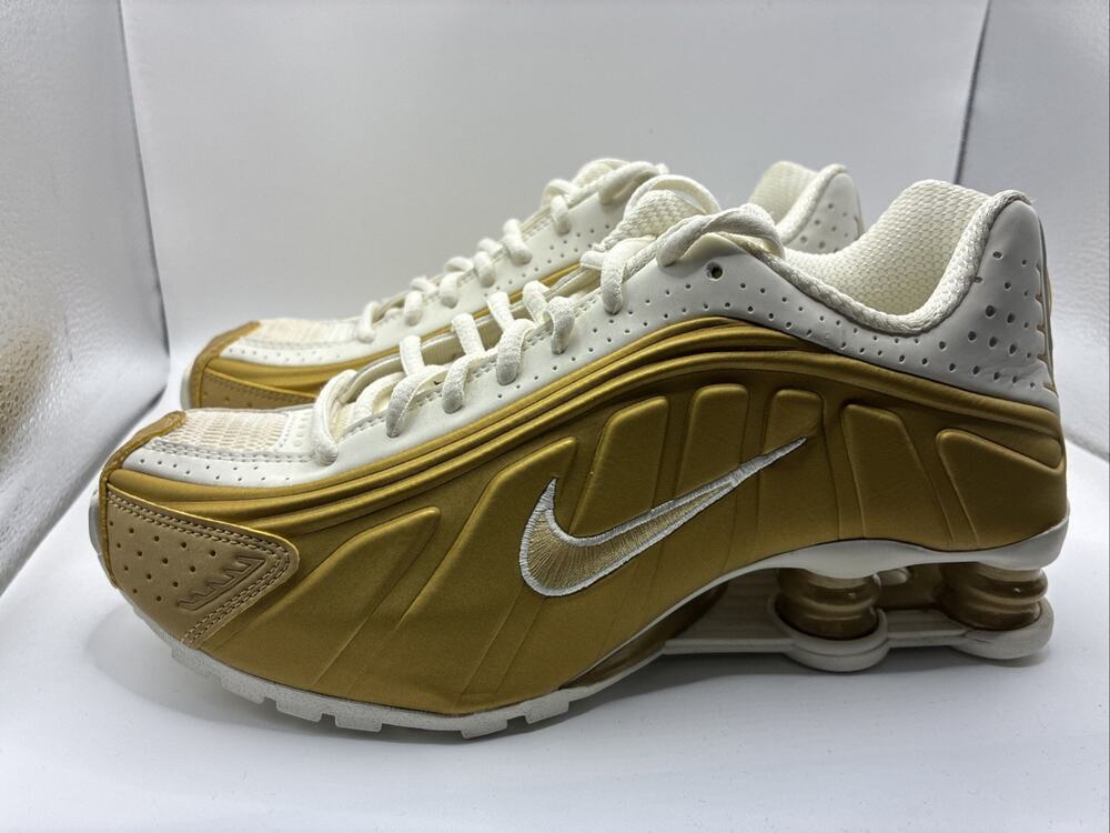 NEW Nike Shox R4 Women's size 7 NEW - SHIPS FROM USA! Pearl/Gold AR3565-010